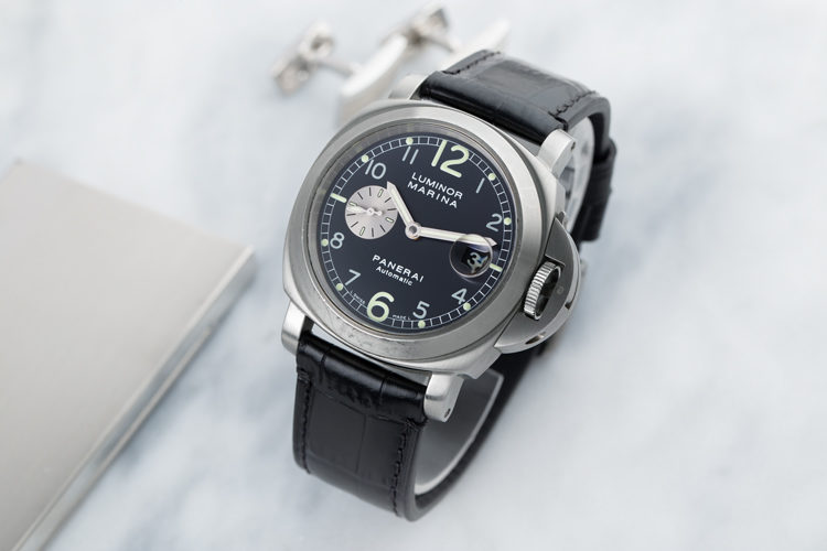 Panerai Luminor Marina PAM00086 horloge met zwart lederen band op licht marmer